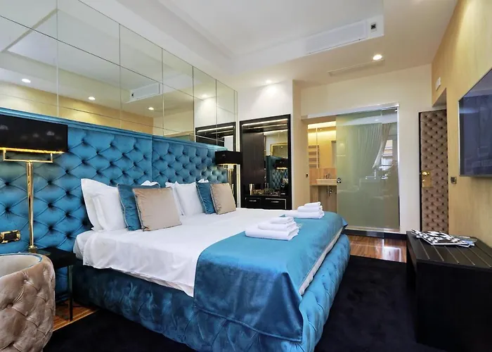 Trevi Diamond Luxury Suites & Jacuzzi